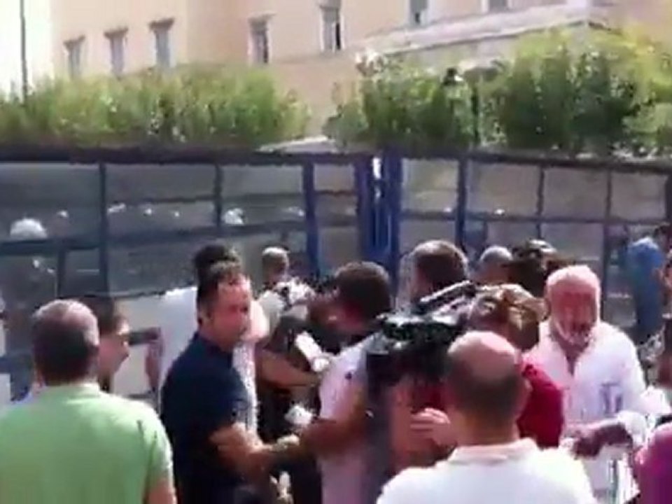 Επεισόδια στο Σύνταγμα. Μεταξύ διαδηλωτών και ΜΑΤ