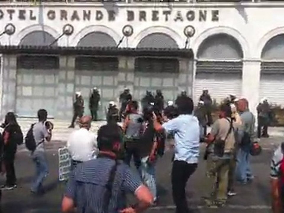 Affrontements place Syntagma, à Athènes