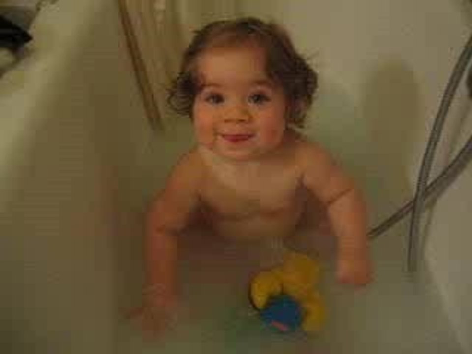 Léa dans son bain