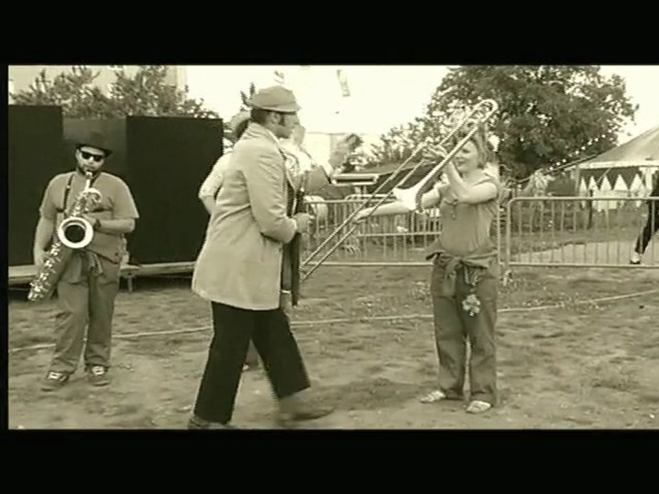 Sur les traces de M. Tatillon en la fontaine du bac (ground)