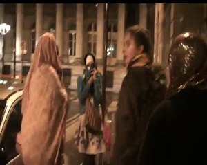 Regardé comment se conduit la police avec les femmes musulmanes