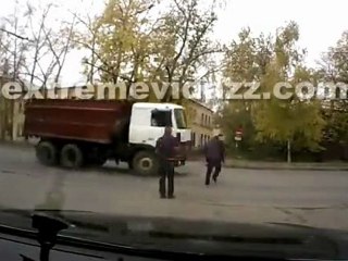 Drunk Überqueren der Straße Fail