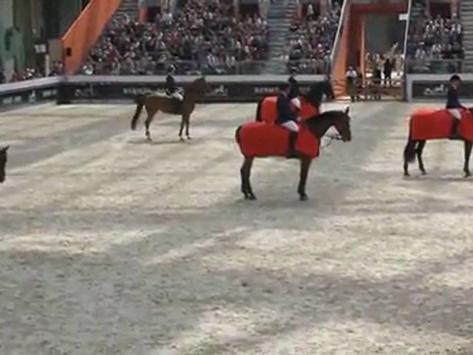 Une cérémonie agitée - Saut Hermès - Equidia