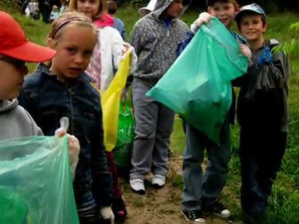 Sprzątanie Świata przez dzieci z klasy II a Szkoły Podstawowej nr.30 w Olsztynie...)))