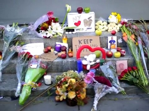 Shrine to Steve Jobs outside Apple stores in New York