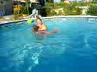 Anna-Lou apprend à nager