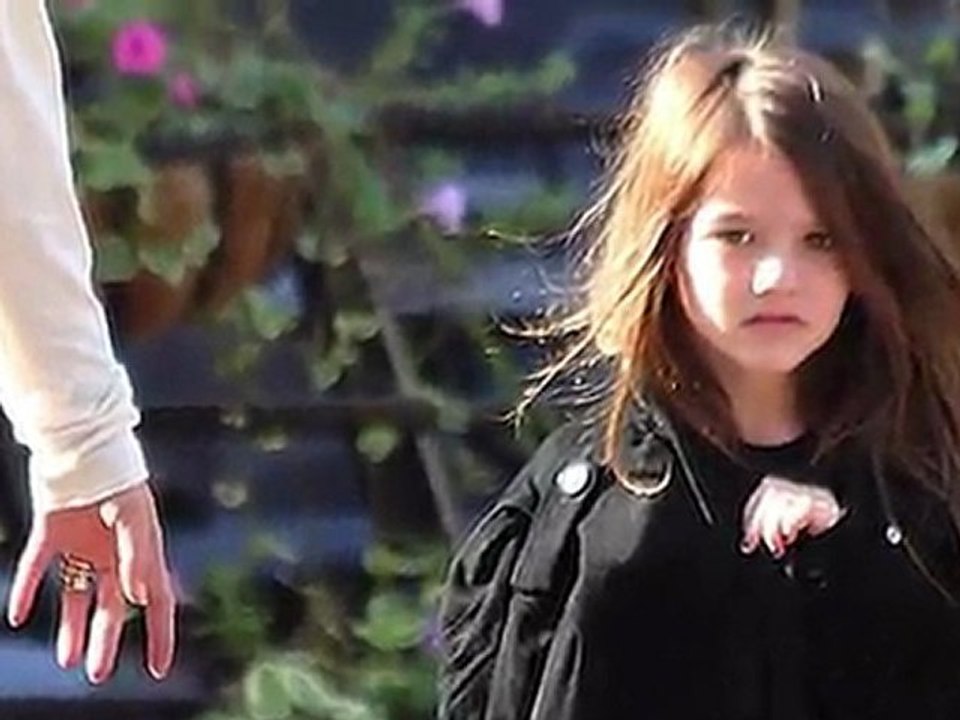 Suri Cruise spielt Verstecken