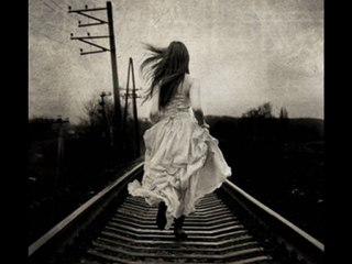 Saçların Tarumar Gözlerinde  Nem