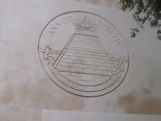 PYRAMIDE ILLUMINATI au mémorial du cimetière us en Normandie