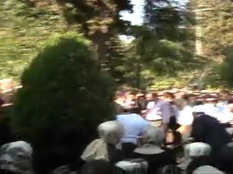 8 Ekim 2011 Tenzile Erdoğan Mezarılık ta Tayyip Erdoğan mezara toprak atıyor LOGOSUZ