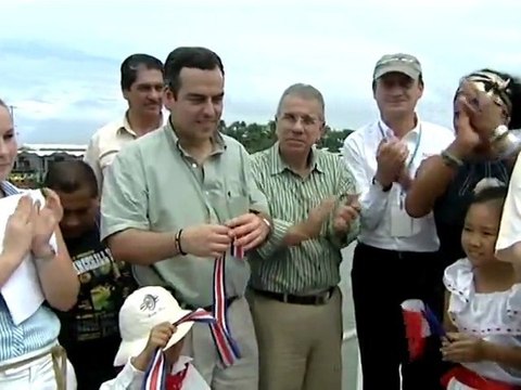 2009 : 22 novembre. Puerto Limon, Inauguration du village de la Transat par Oscar Ariassánchez, Présidentdu Costa-Rica