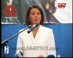 Oops Ahtifete Jahjaga ka probleme gjat mbajtjes se nje takimi - www.lajmetsot.com