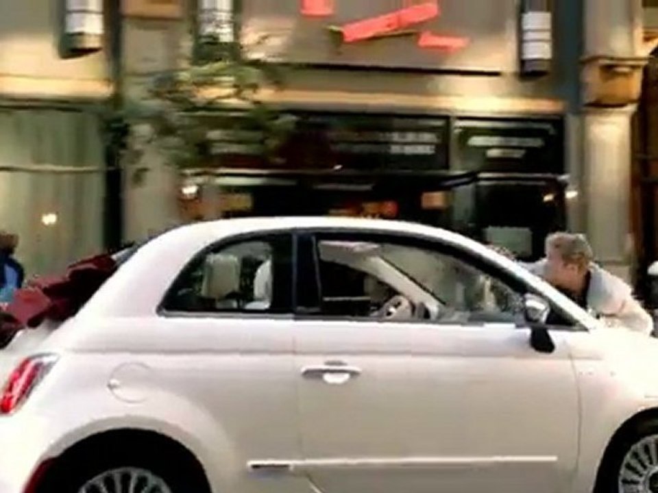 Naujausiame Jennifer Lopez klipe dėl dainininkės iš proto eina visas miestas   Zmones24.lt