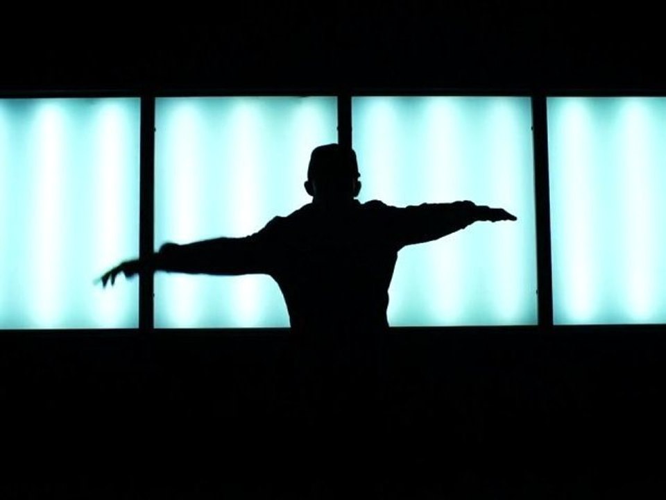 LE SPECTRE : une silhouette dans la rue