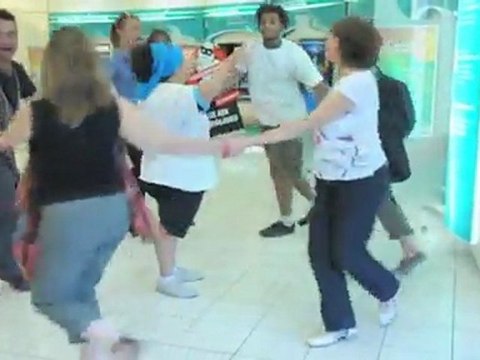 les Indignés de Paris dansent le sirtaki dans les banques de la Défense