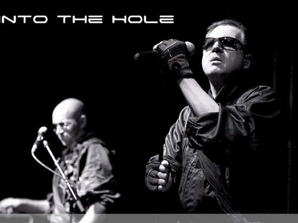 32 Crash  /  into the hole