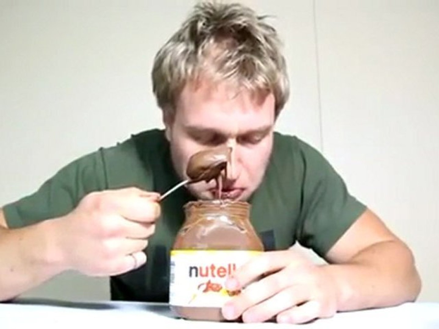 Incroyable Il Mange Un Pot De Nutella Entier Video Dailymotion