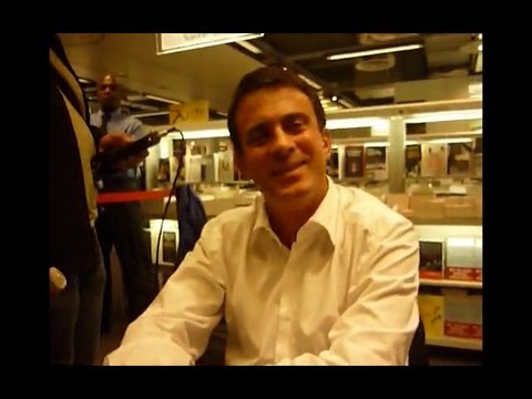 Manuel Valls face à We Are Change Paris