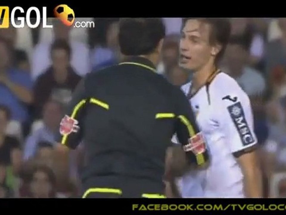 FOOT :  tacle de l'arbitre sur Canales !