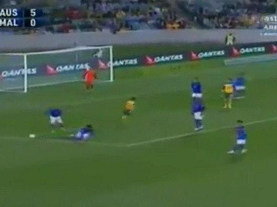 FOOT:  tacle d'un joueur malaisien sur l'arbitre !