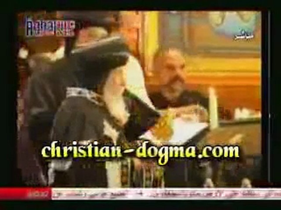 Milliers coptes chantent "A bas le maréchal", le Pape essait de les faire taire durant prière