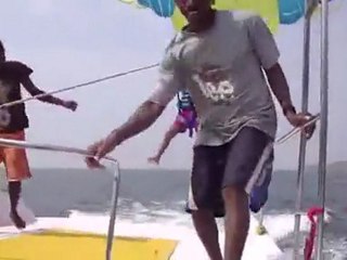 Para sailing @ Baga Beach, Goa