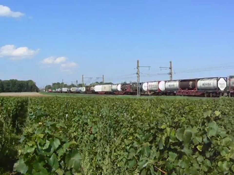 BB 26118 croise la BB 66197 avec son wagon graisseur.