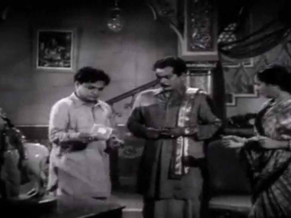 KUTUMBHA GAVRAVAM- Savithri leaves her Jewellery SCENE