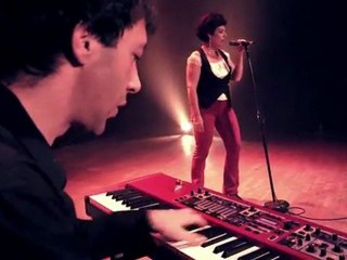 RAJEL : slam  "Sur la peau de mon livre"  nouveau 2011 paroles: Rajel musique: Cyril Gourvat