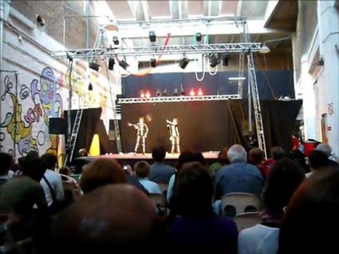 Spectacle de cirque de diabolo au cirque du bout du monde