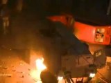 فيديو يوثق اعتداء المتظاهرين الأقباط على الجنود وإضرام النار في مدرعة للجيش