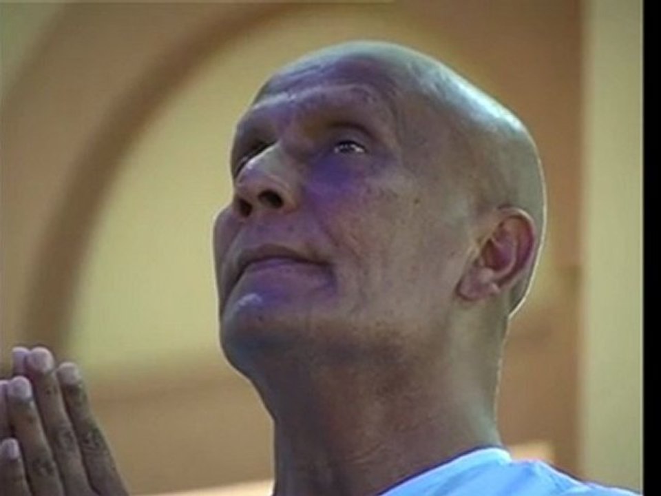 Шри Чимной медитира в храм на Рамакришна / Sri Chinmoy meditating in a temple of Ramakrishna
