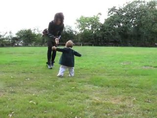 Ses 1ers pas avec sa tatie Magalette