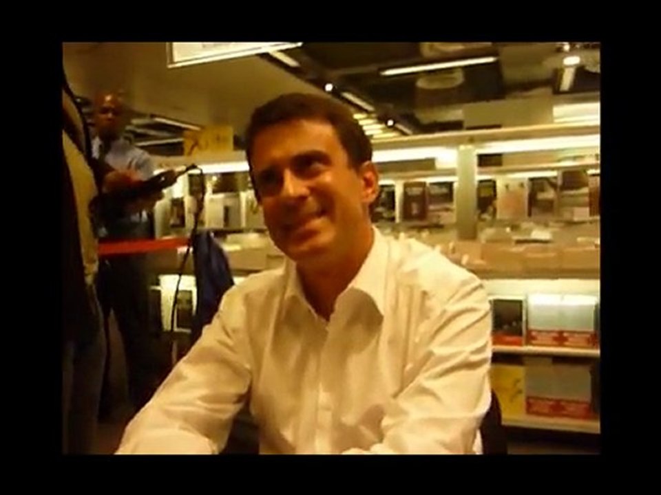 Manuel Valls l'Esclavagiste  face à We Are Change Paris