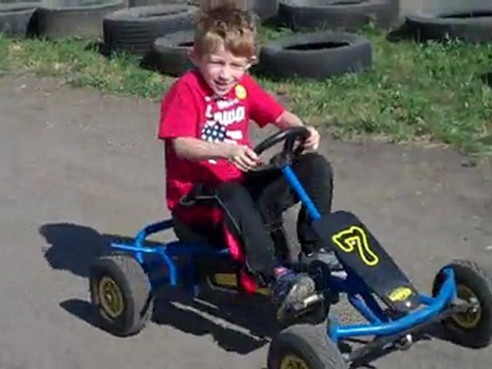 Clement et Alyssa en karts a pedales
