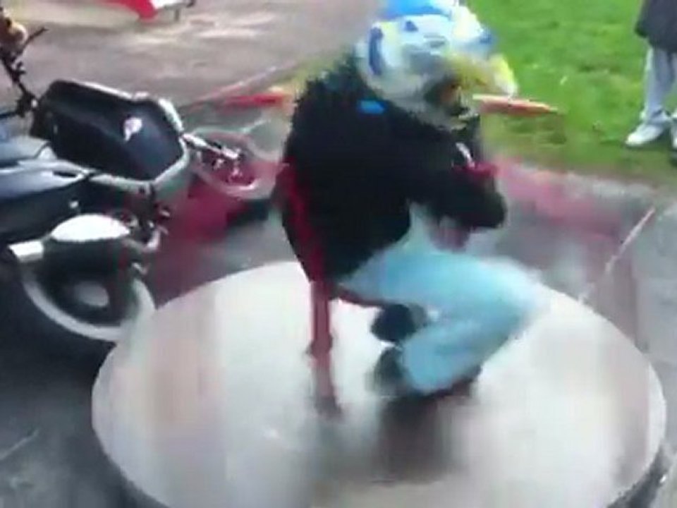 Zum glück hatte er nen Helm! Fail