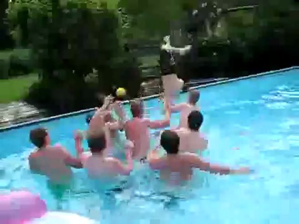 Im Pool umhergeworfen fAIL