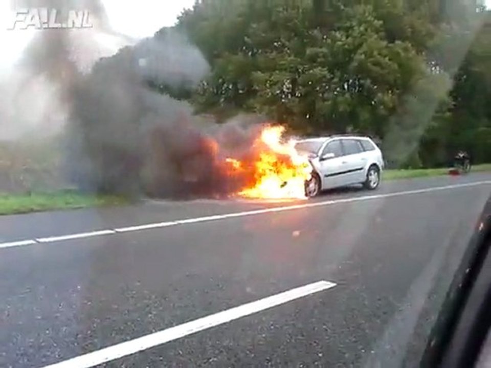 Car Feuer führt zu Kollision