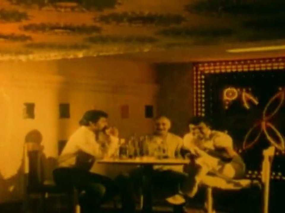 Avarum Appadithan - In A Bar