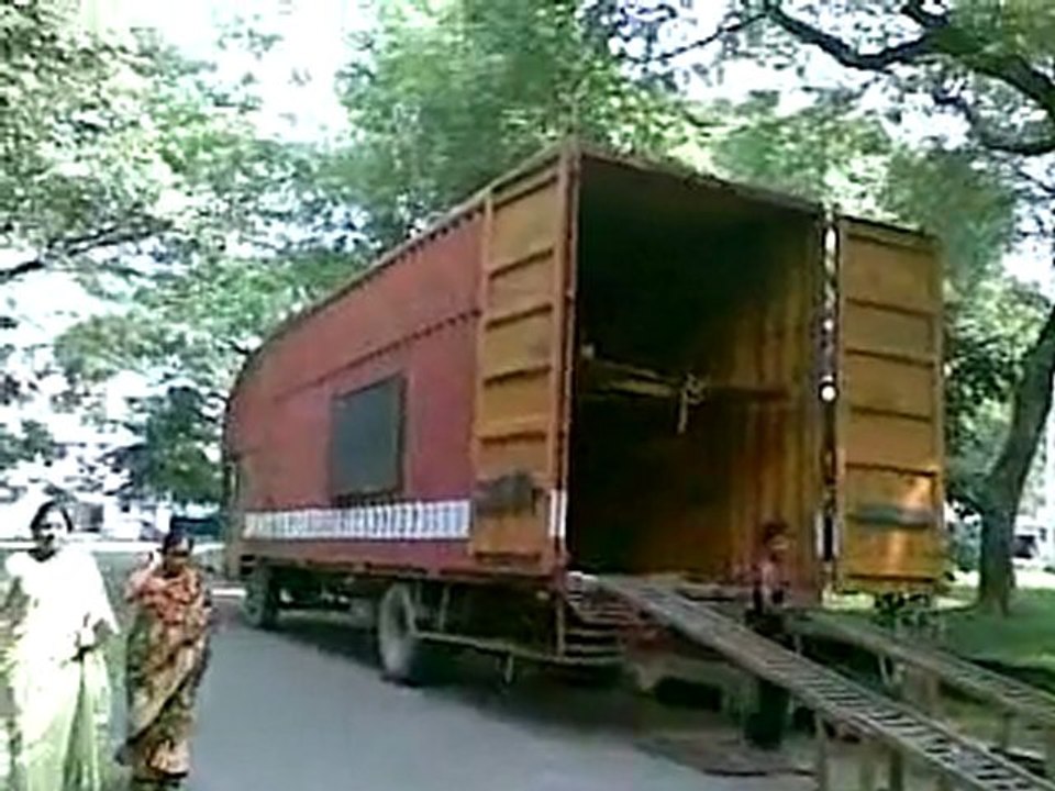 ALTO CAR LOADING IN CONTAINER BY C L S PACKERS & MOVER JAMSHEDPUR