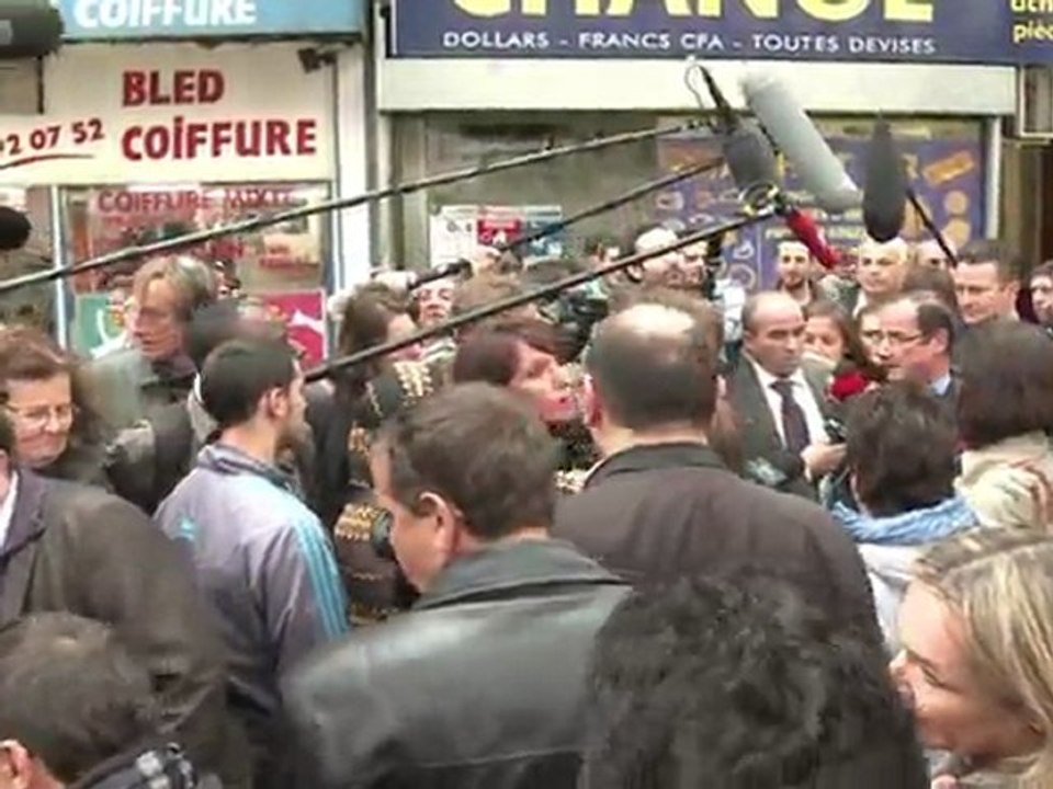 Visite de François Hollande sur un marché du 18ème à Paris