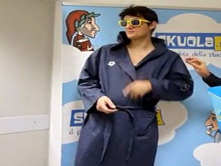 Castellano, l'eccentrico cantautore in accappatoio blu