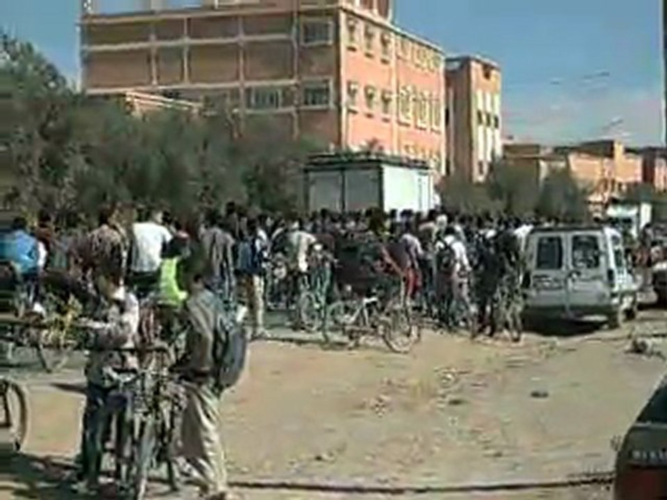 تلاميذة ثانوية عبد الكريم الخطابي في مسيرة احتجاجية من الكومت الى مركز خميس دادس