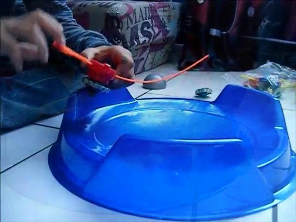 combat de toupie beyblade burn fireblaze et cyber pegasus VS earth aggle et rays trailquer