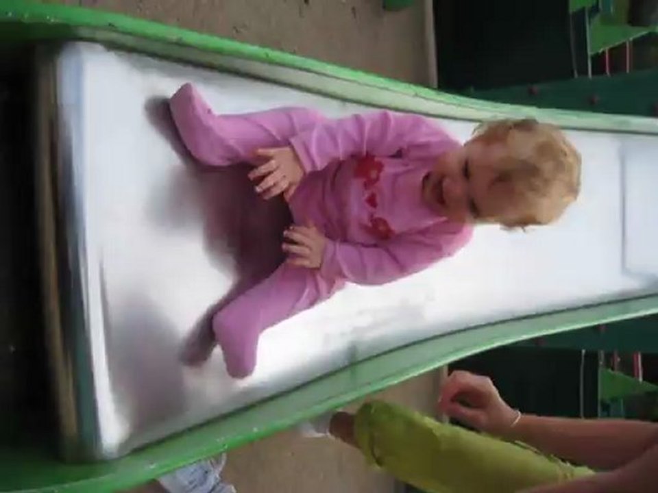 Alice fait tu tobogan pour la première fois