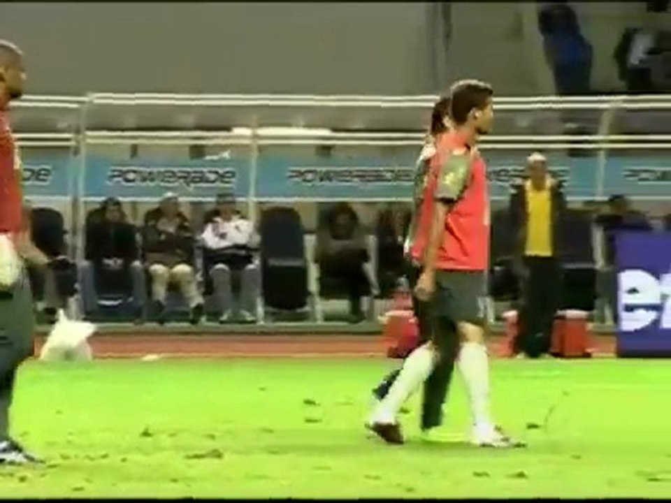 NEYMAR : il se prend une balayette par Thiago Silva !