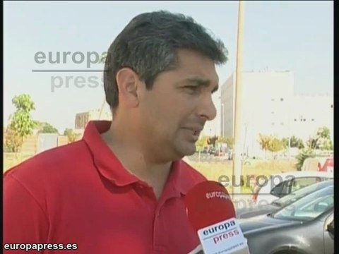 Del Castillo y Cortés con familia de niños desaparecidos