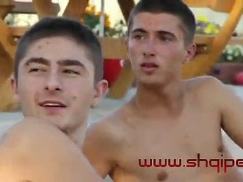 Humor-Dren Kurumlija-Termeti n'bazen [www.shqipet.eu]