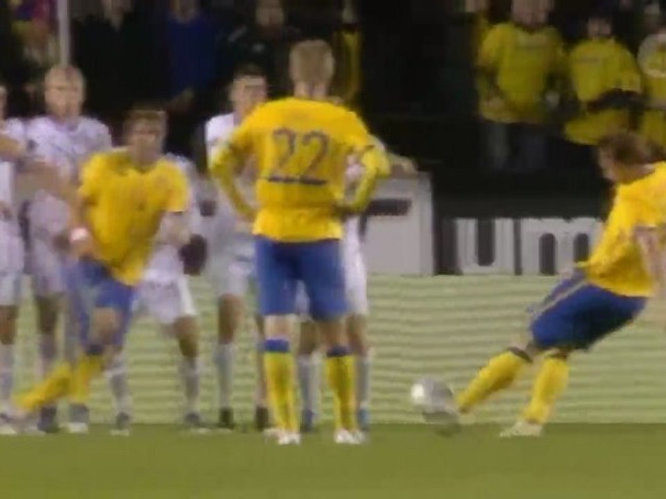 Superbe coup franc de Kim Källström