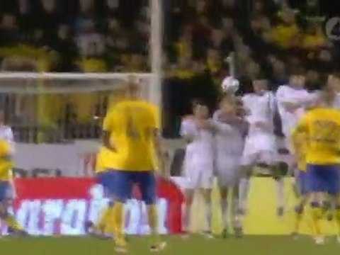 Superbe coup franc de Kim Källström